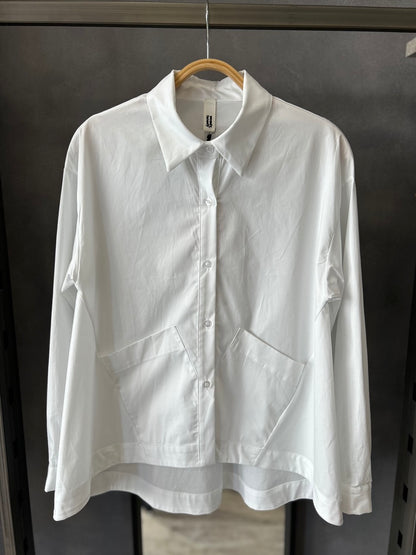 Camicia con tasche frontali