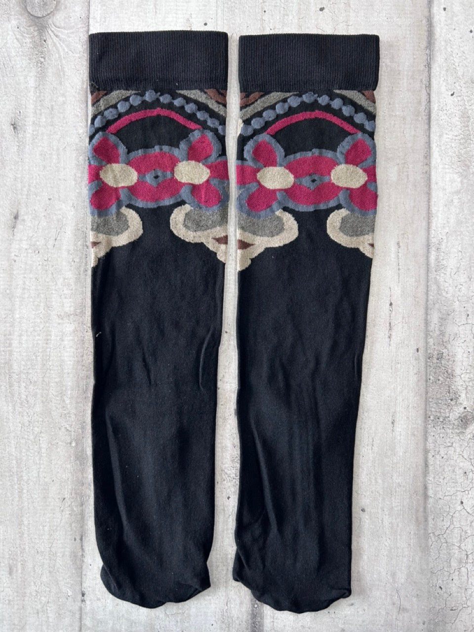Calzini neri floreali geometrici