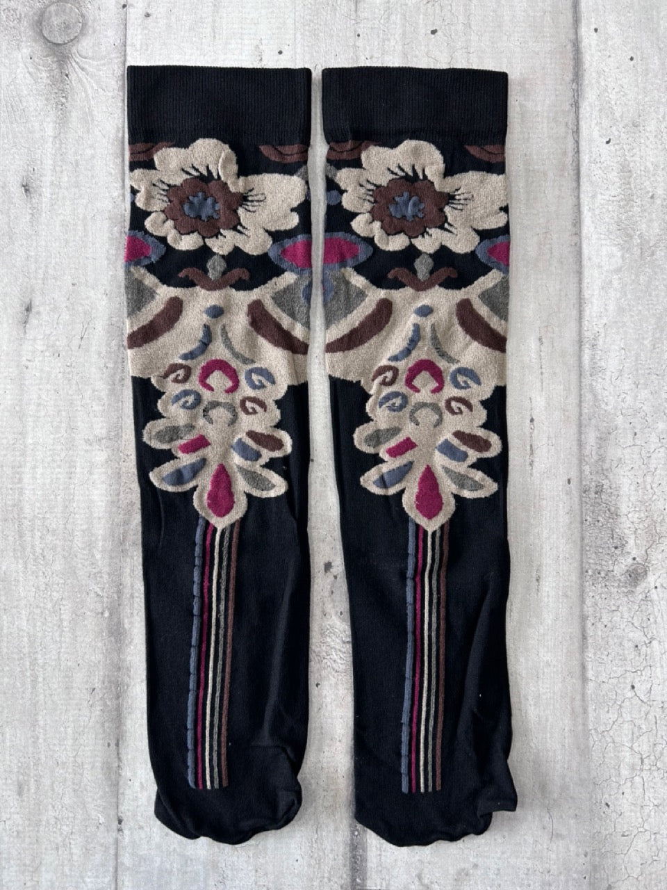 Calzini neri floreali geometrici