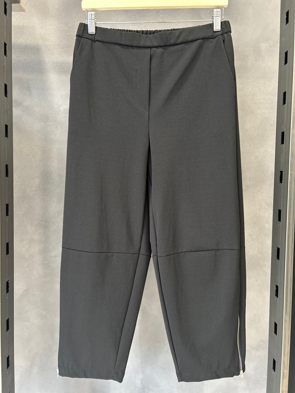 Pantaloni con zip laterale sul fondo