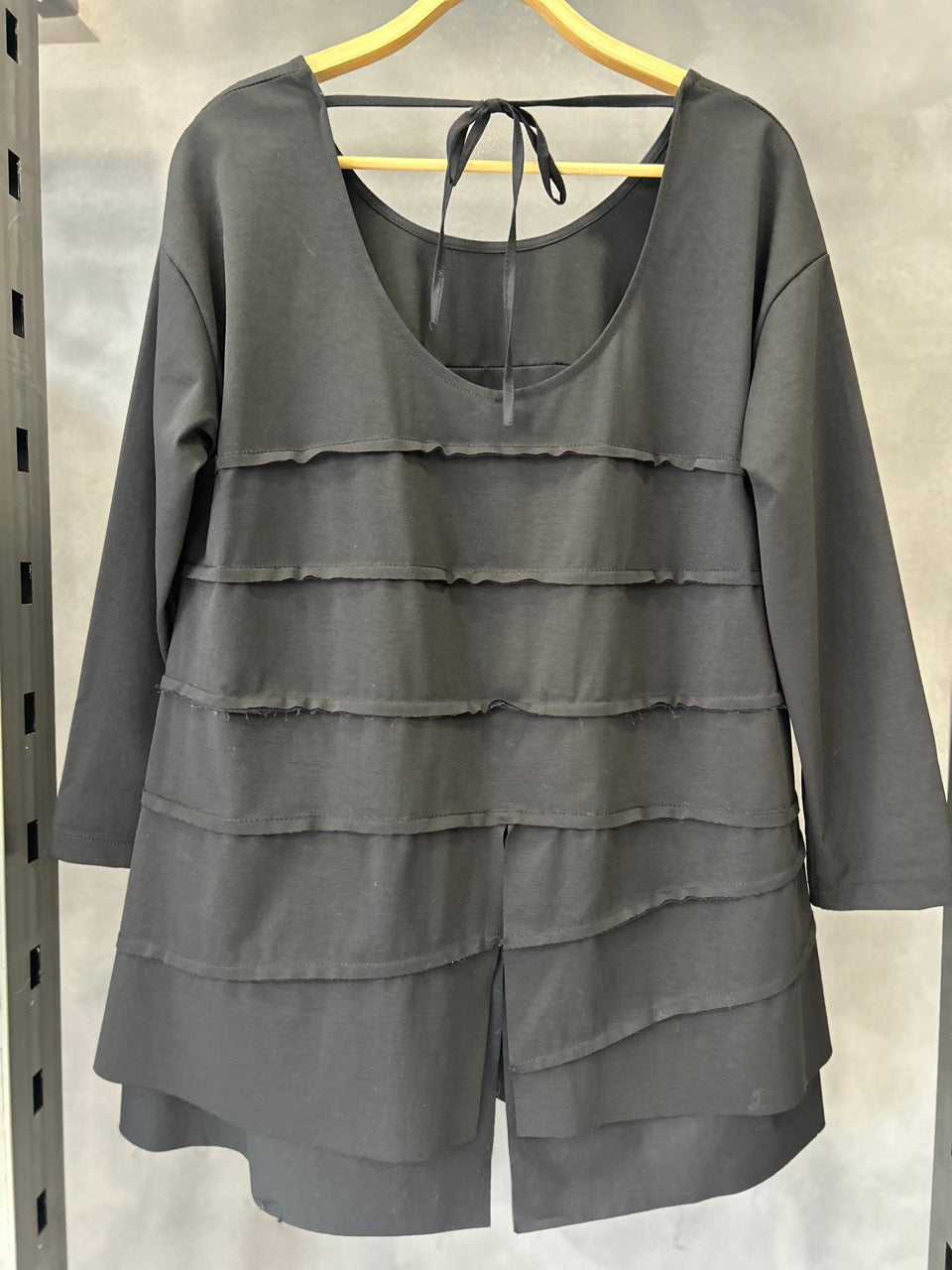 Magli nera a fasce orizzontali