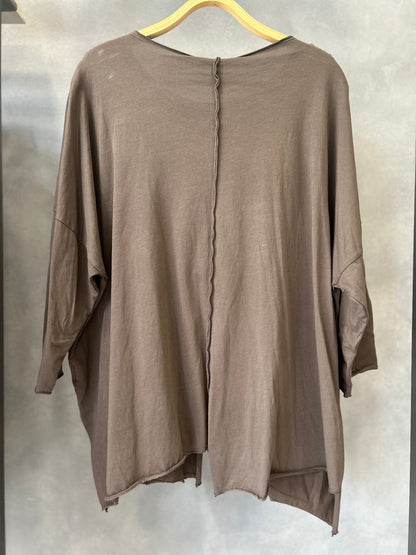 Maglia con cuciture esterne