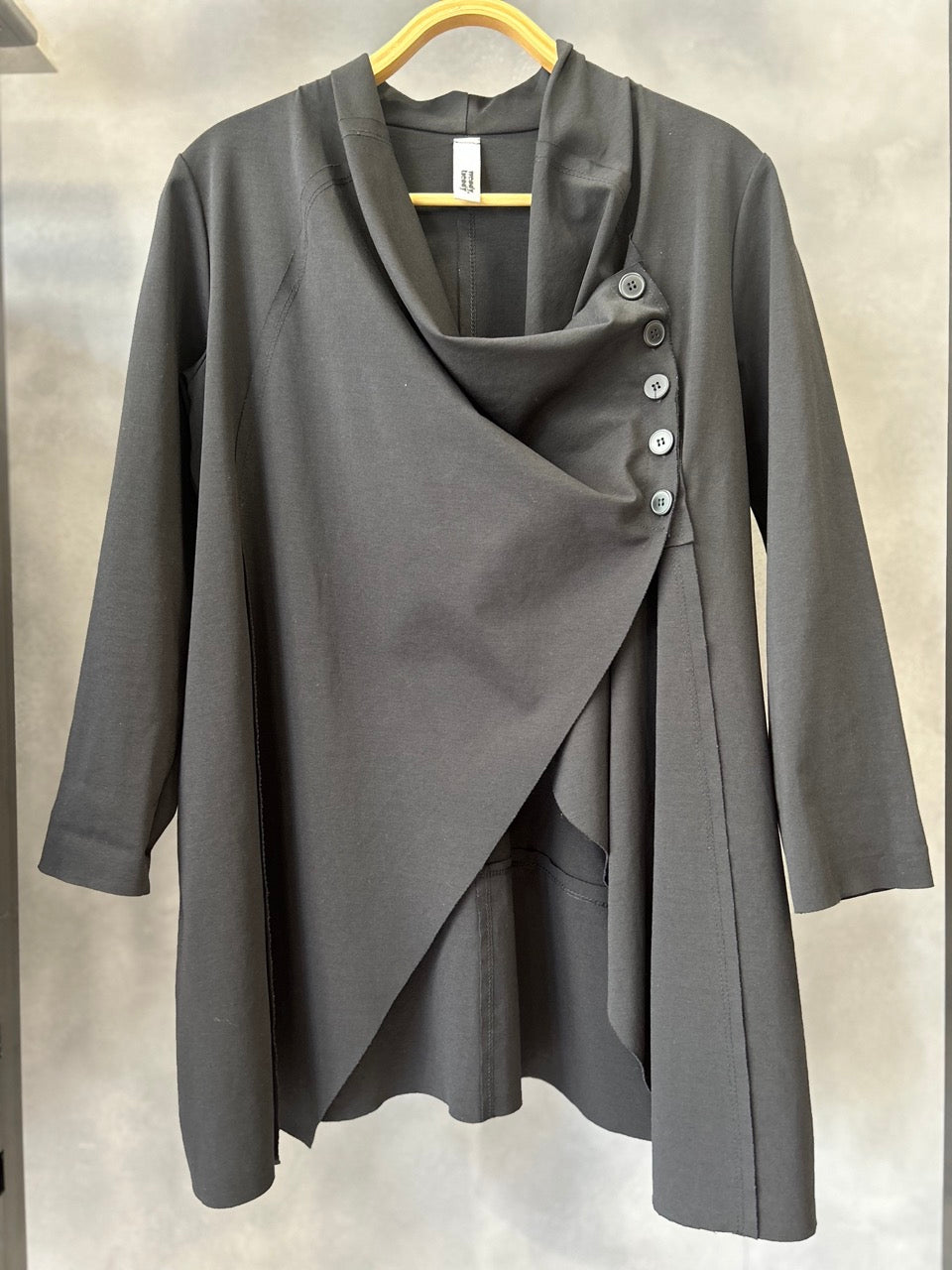 Giacca asimmetrica con bottoni