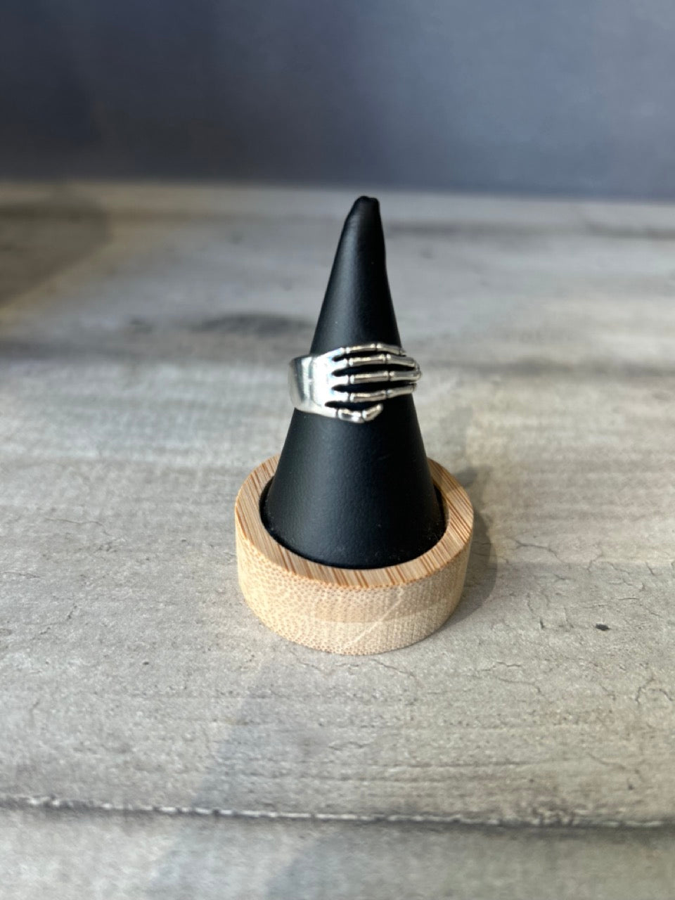 Anello mano scheletrica