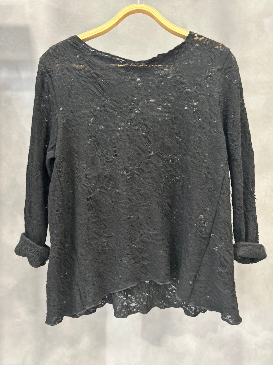 Maglia nera traforata