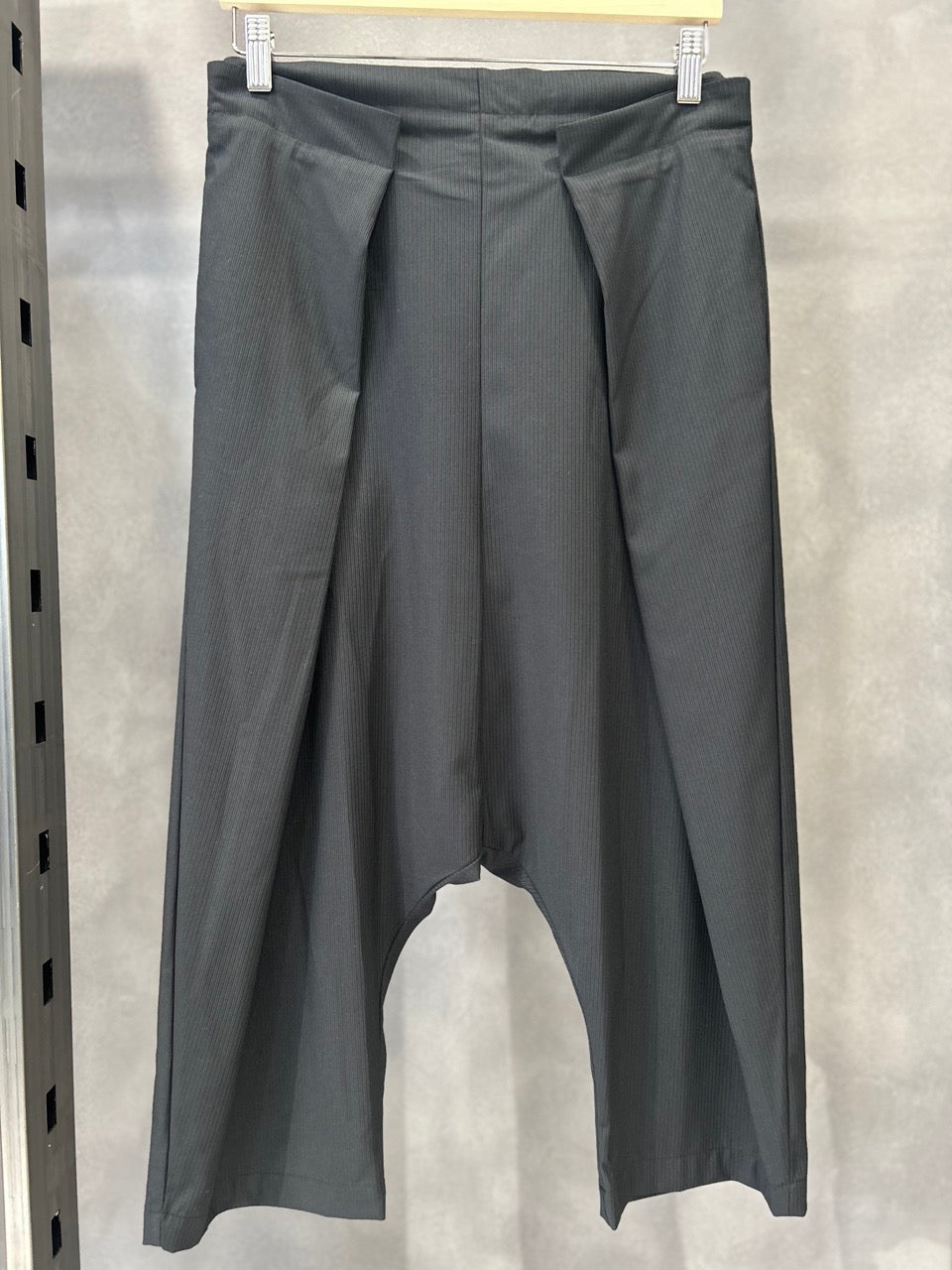 Pantalone con cavallo basso