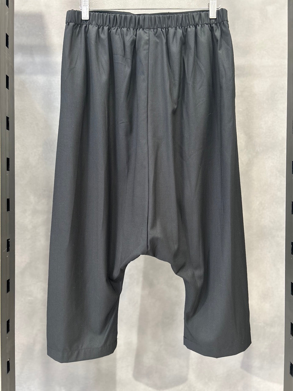 Pantalone con cavallo basso