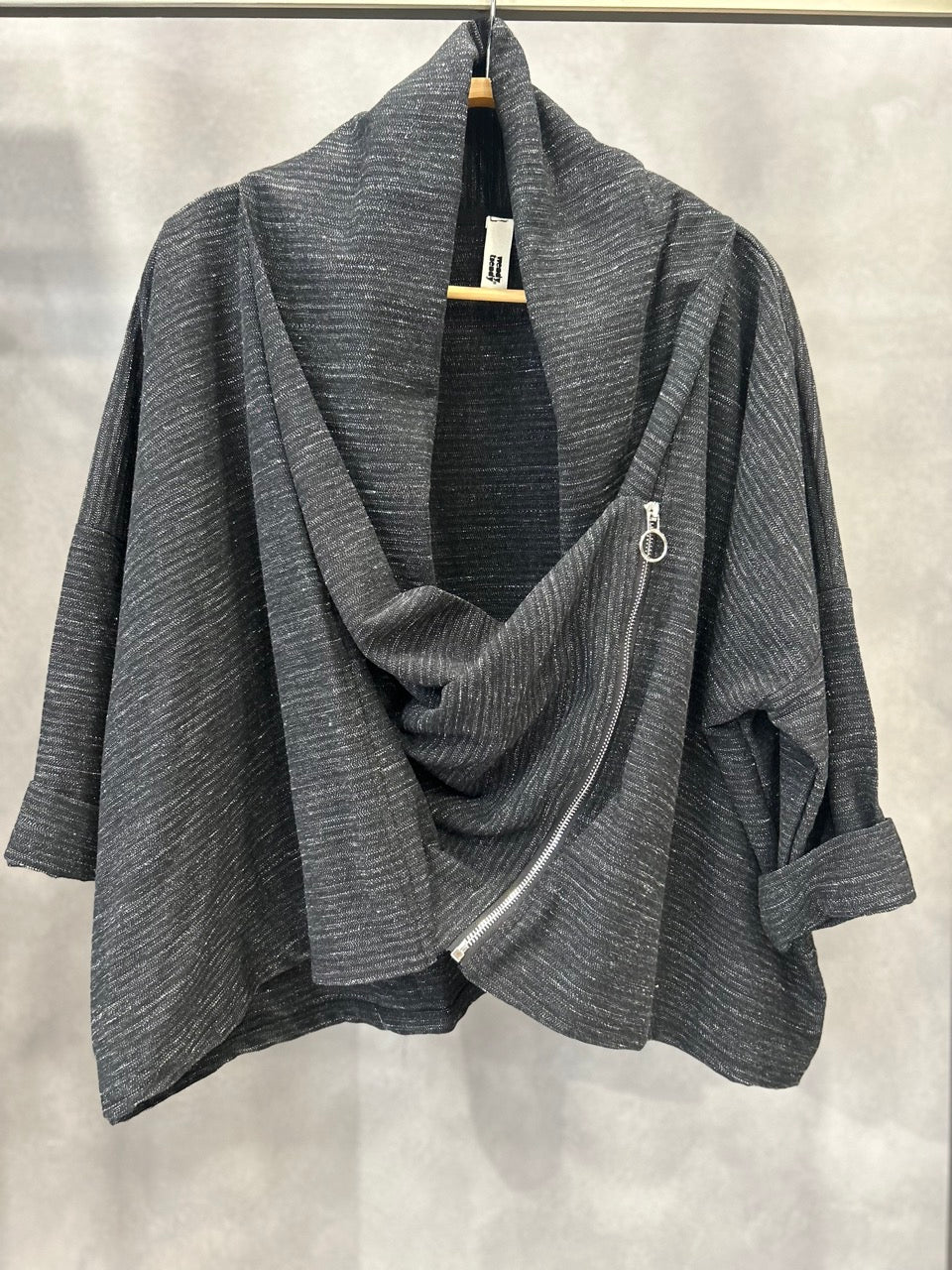 Giacca con collo drappeggiato