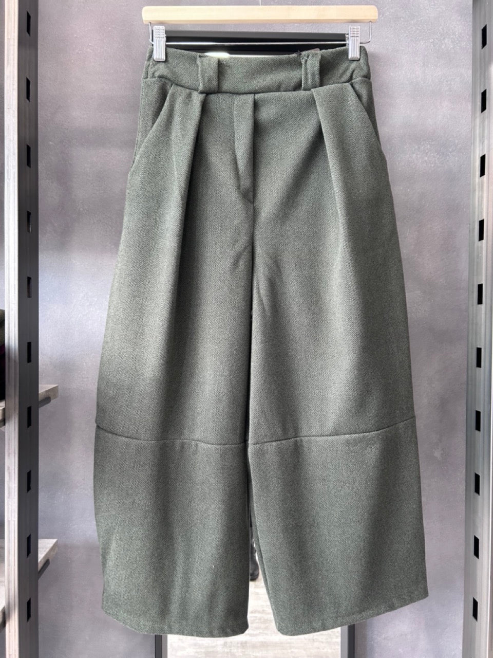 Pantaloni ampi con fantasia a spina di pesce