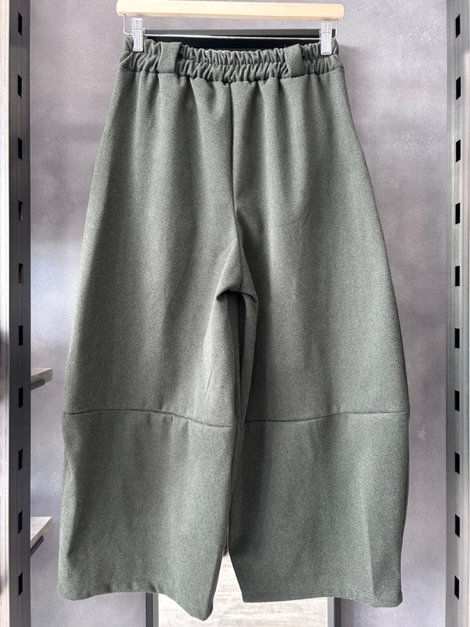 Pantaloni ampi con fantasia a spina di pesce