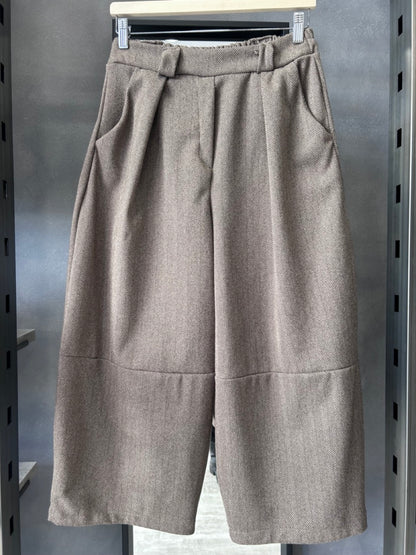 Pantaloni ampi con fantasia a spina di pesce