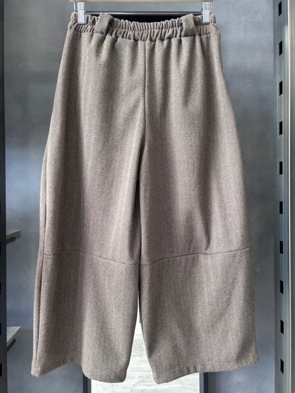 Pantaloni ampi con fantasia a spina di pesce