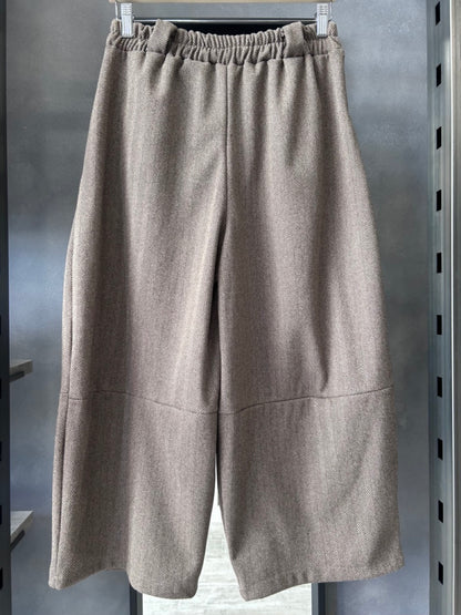 Pantaloni ampi con fantasia a spina di pesce