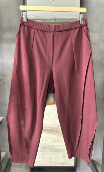 Pantaloni con cuciture a vista