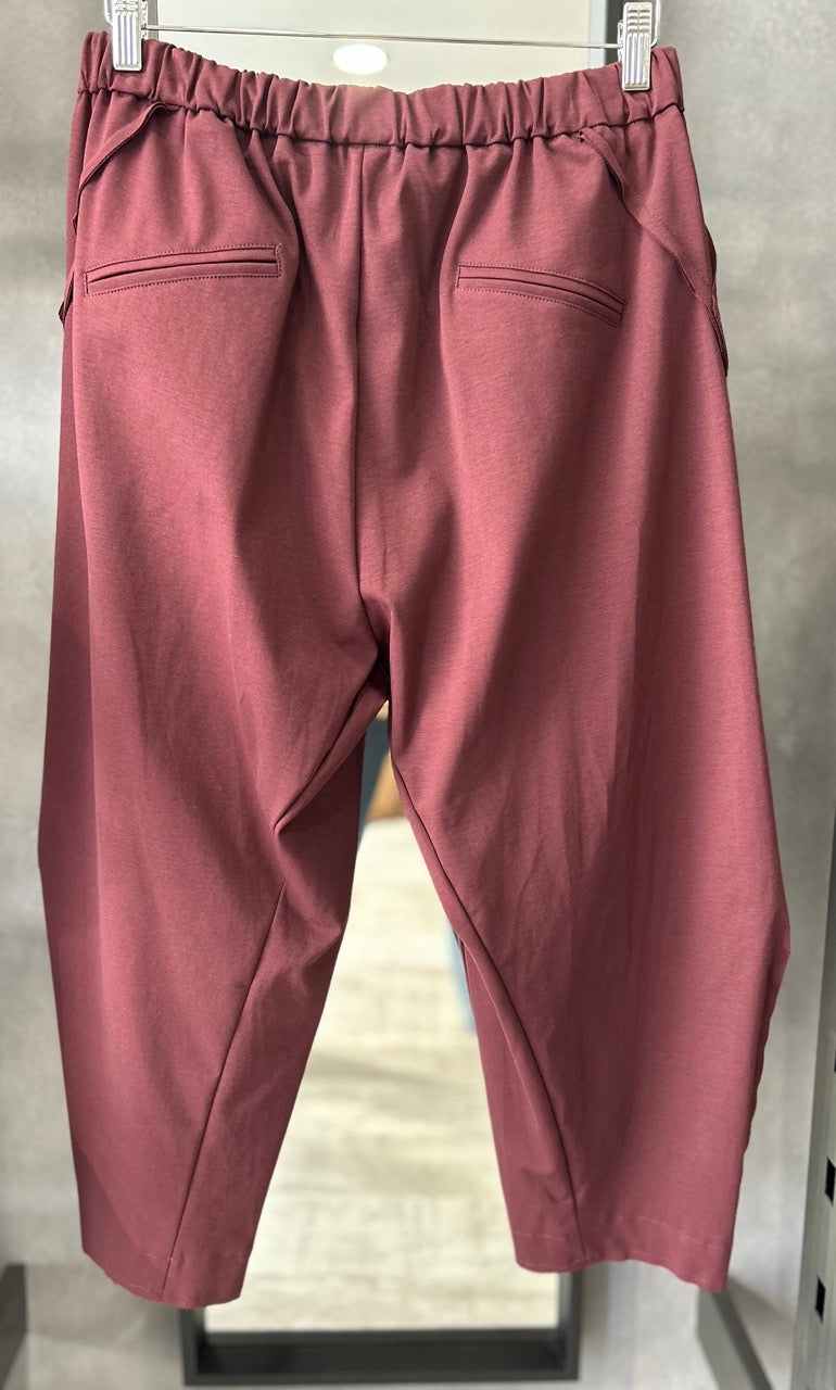 Pantaloni con cuciture a vista