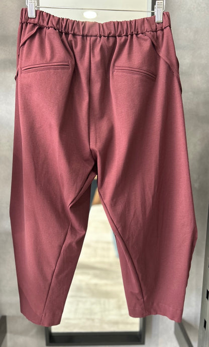 Pantaloni con cuciture a vista