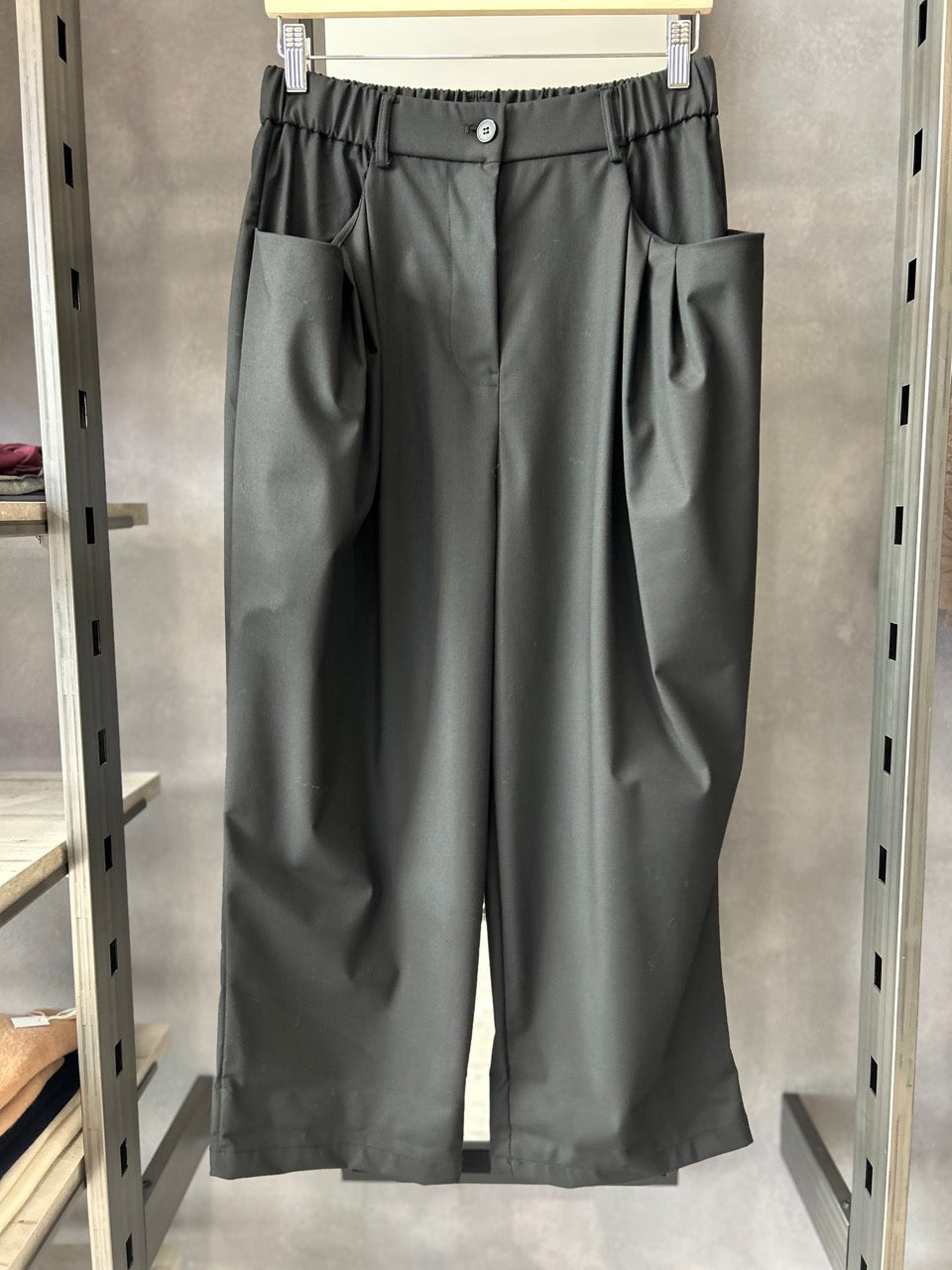 Pantaloni ampi con tasche laterali