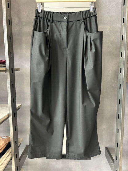 Pantaloni ampi con tasche laterali