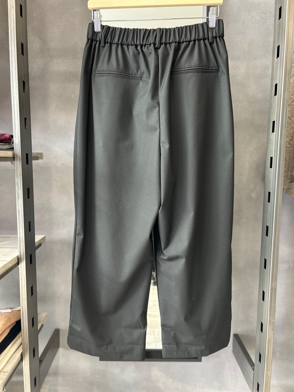 Pantaloni ampi con tasche laterali