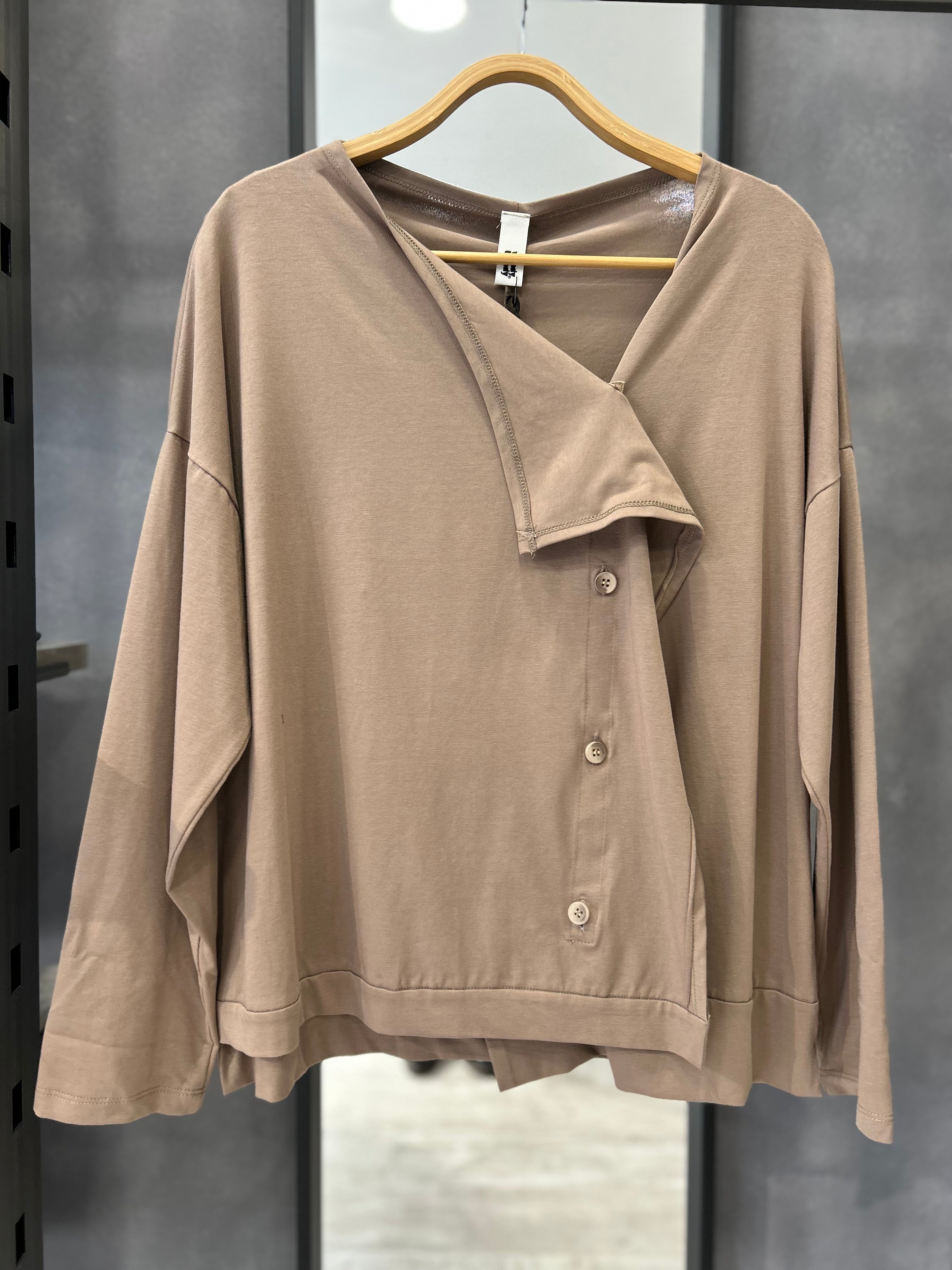 Maglia asimmetrica con chiusura a bottoni