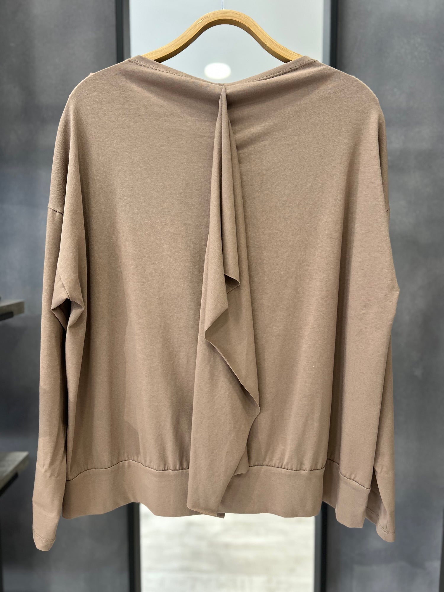 Maglia asimmetrica con chiusura a bottoni