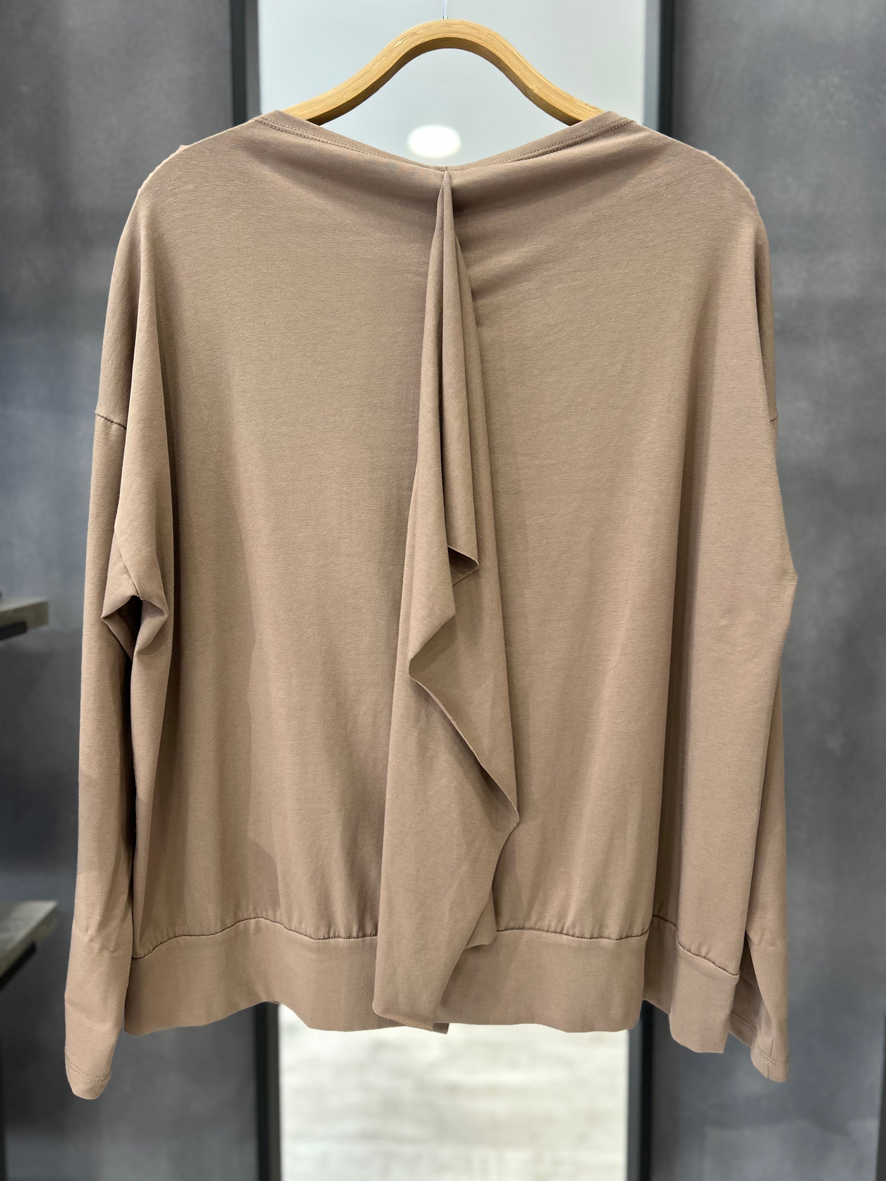 Maglia asimmetrica con chiusura a bottoni