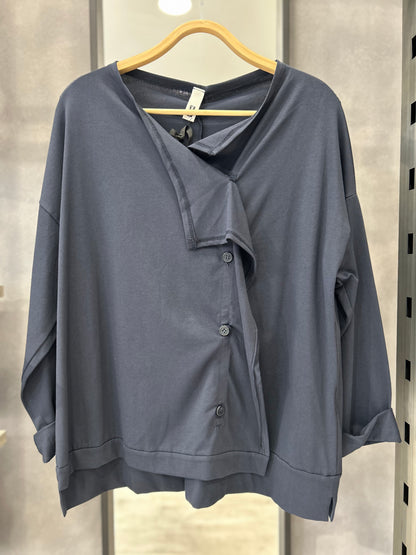Maglia asimmetrica con chiusura a bottoni