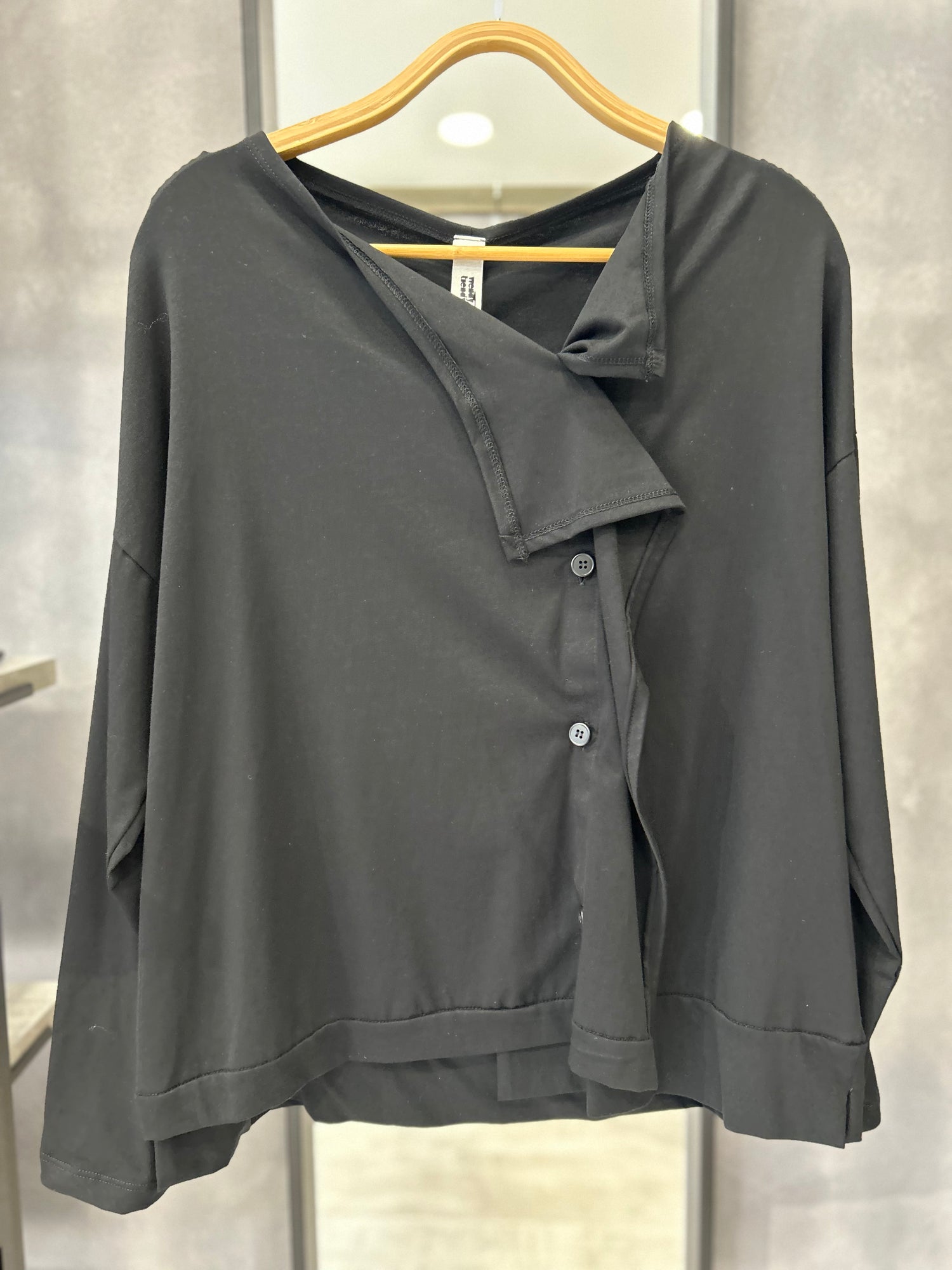 Maglia asimmetrica con chiusura a bottoni