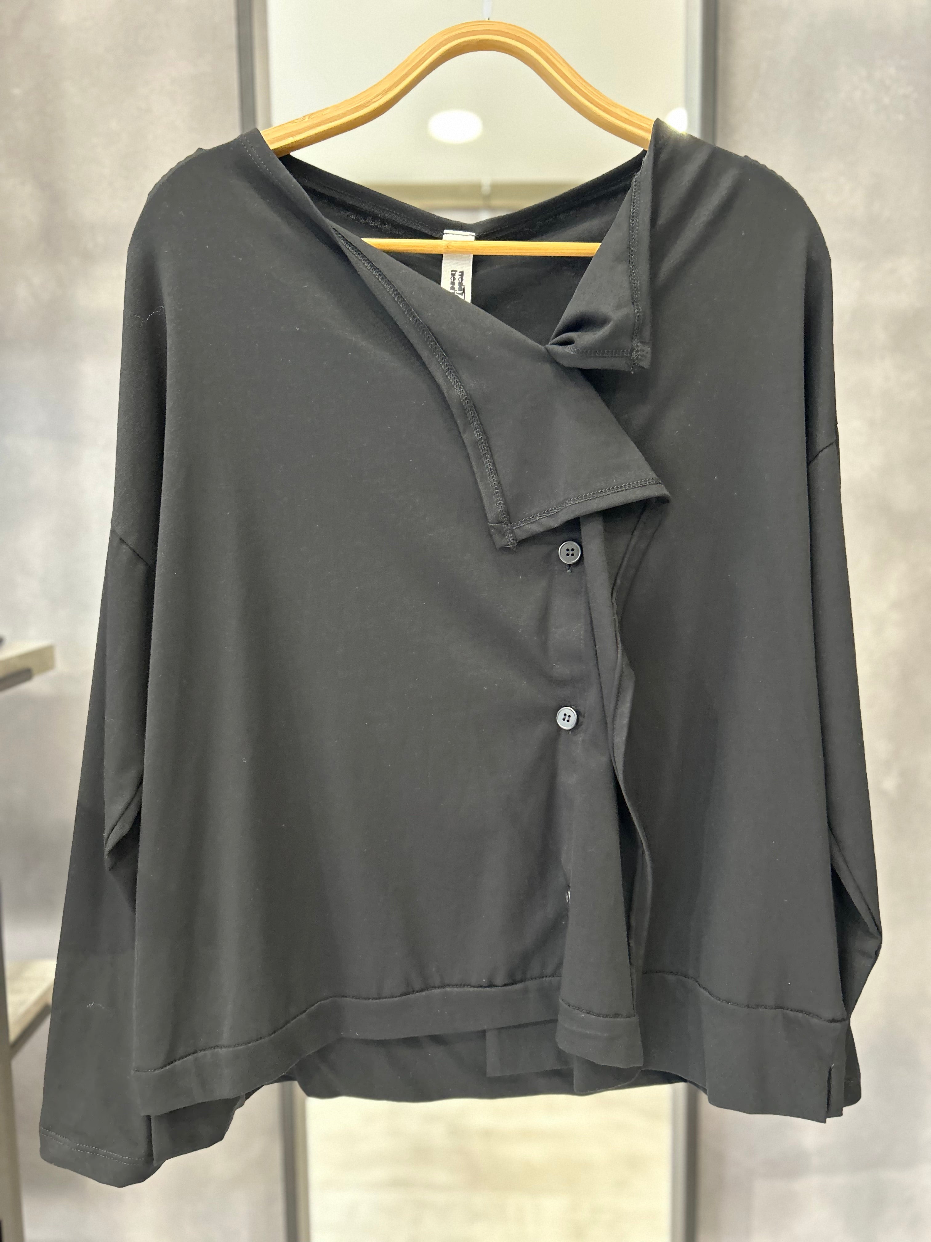 Maglia asimmetrica con chiusura a bottoni