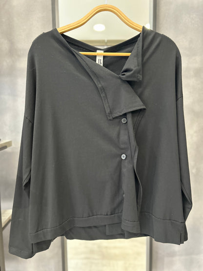 Maglia asimmetrica con chiusura a bottoni