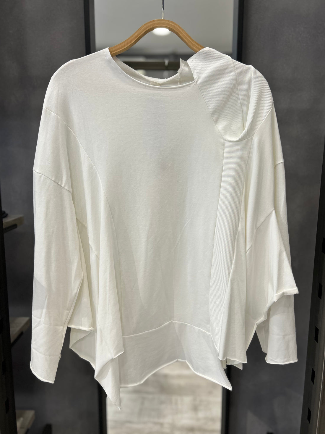 Maglia oversize con inserti a contrasto e fondo asimmetrico