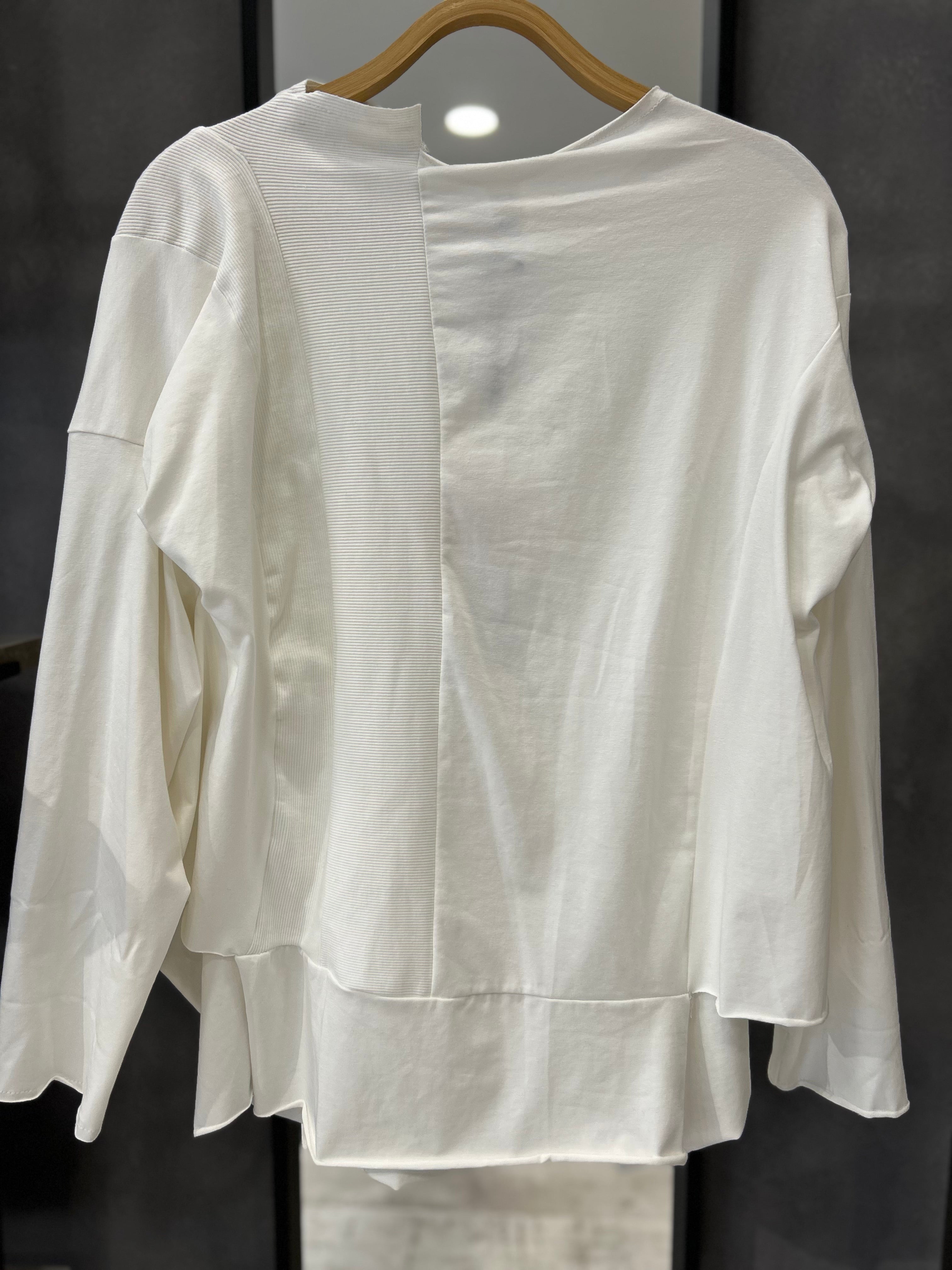 Maglia oversize con inserti a contrasto e fondo asimmetrico