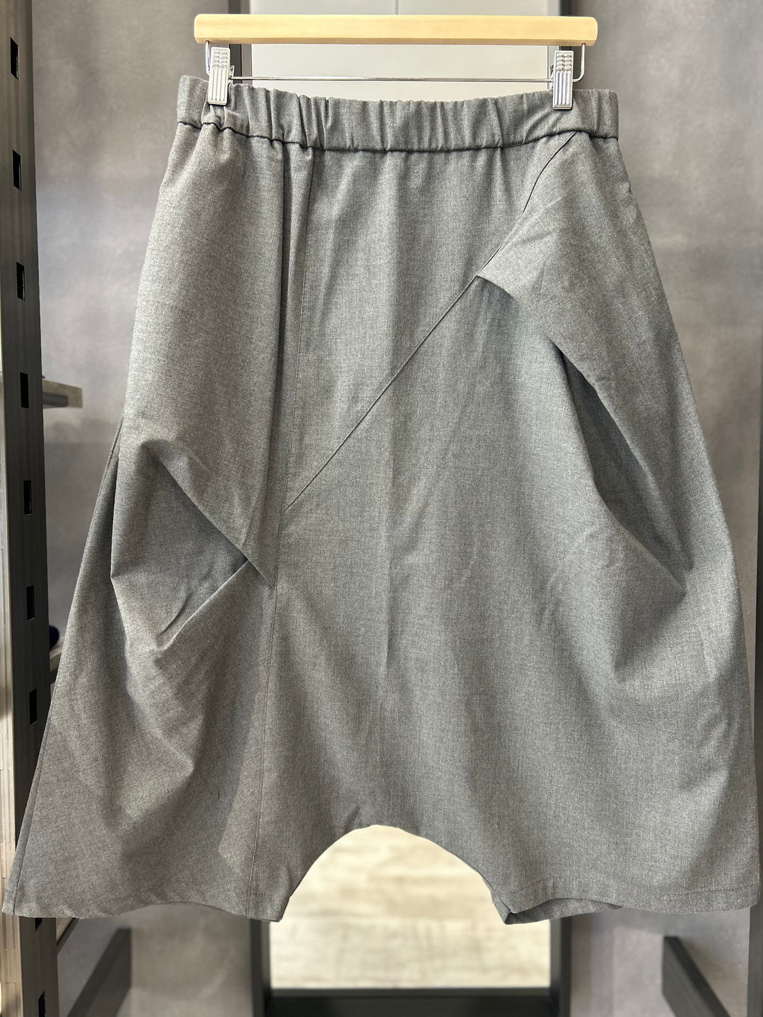 Pantalone largo cavallo basso