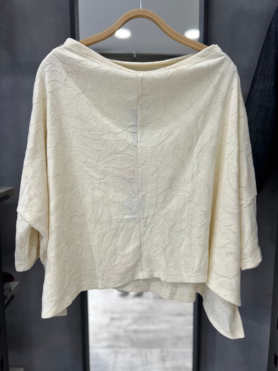 Maglia traforata motivo floreale