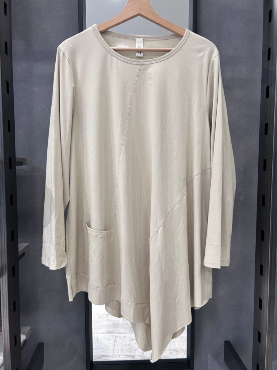 Maglia asimmetrica con tasca