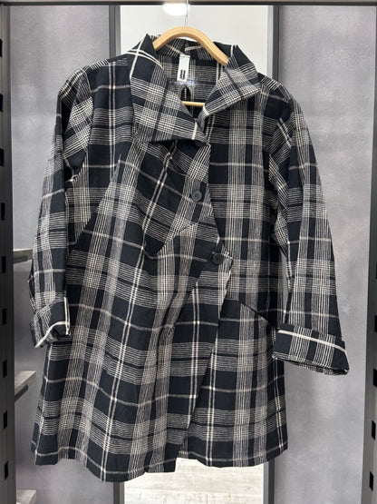 Cappotto corto a quadri con chiusura doppiopetto