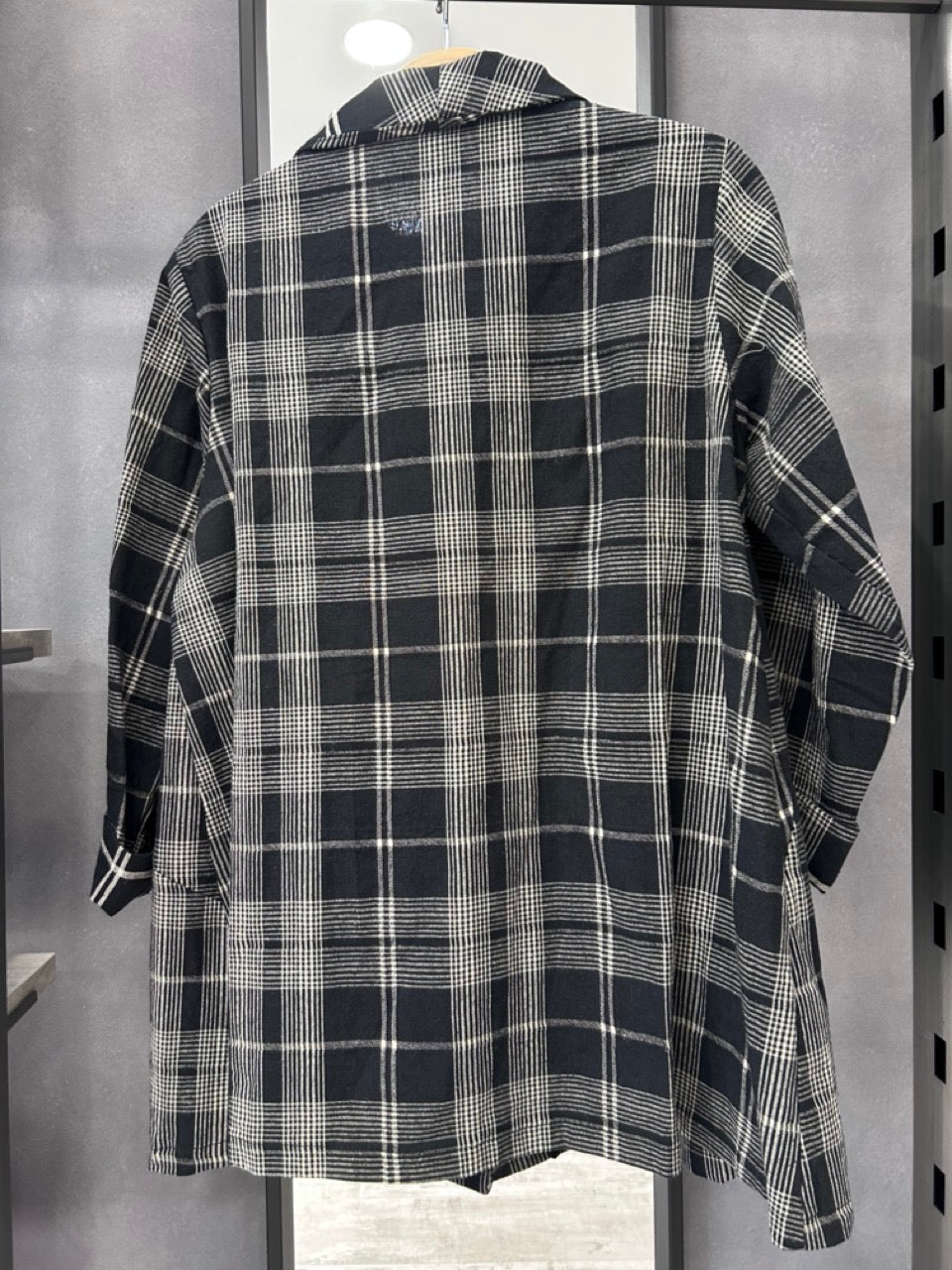 Cappotto corto a quadri con chiusura doppiopetto