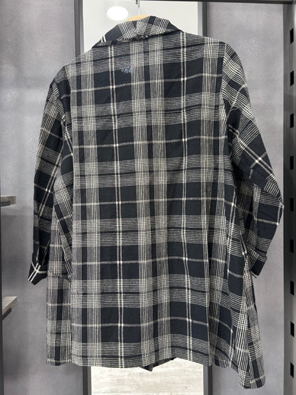 Cappotto corto a quadri con chiusura doppiopetto
