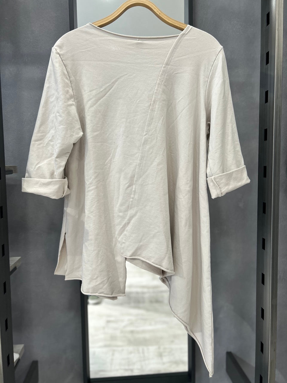 Maglia con taglio diagonale