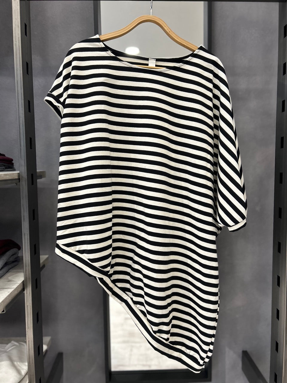 Maglia asimmetrica a righe