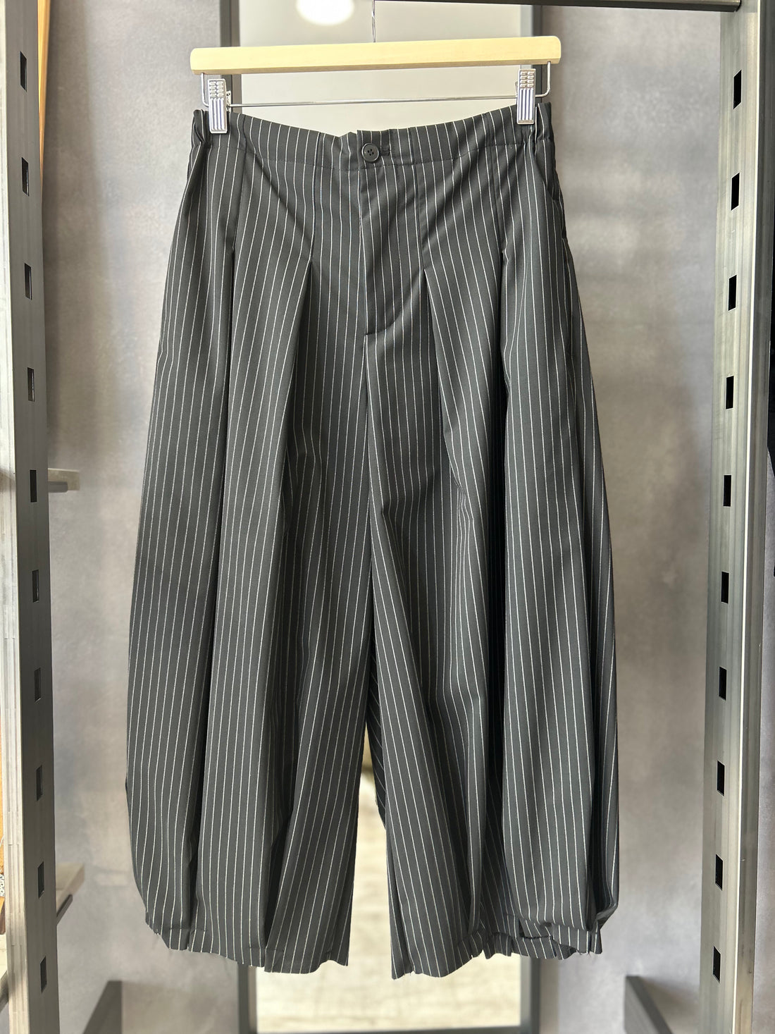 Pantaloni gessati ampi