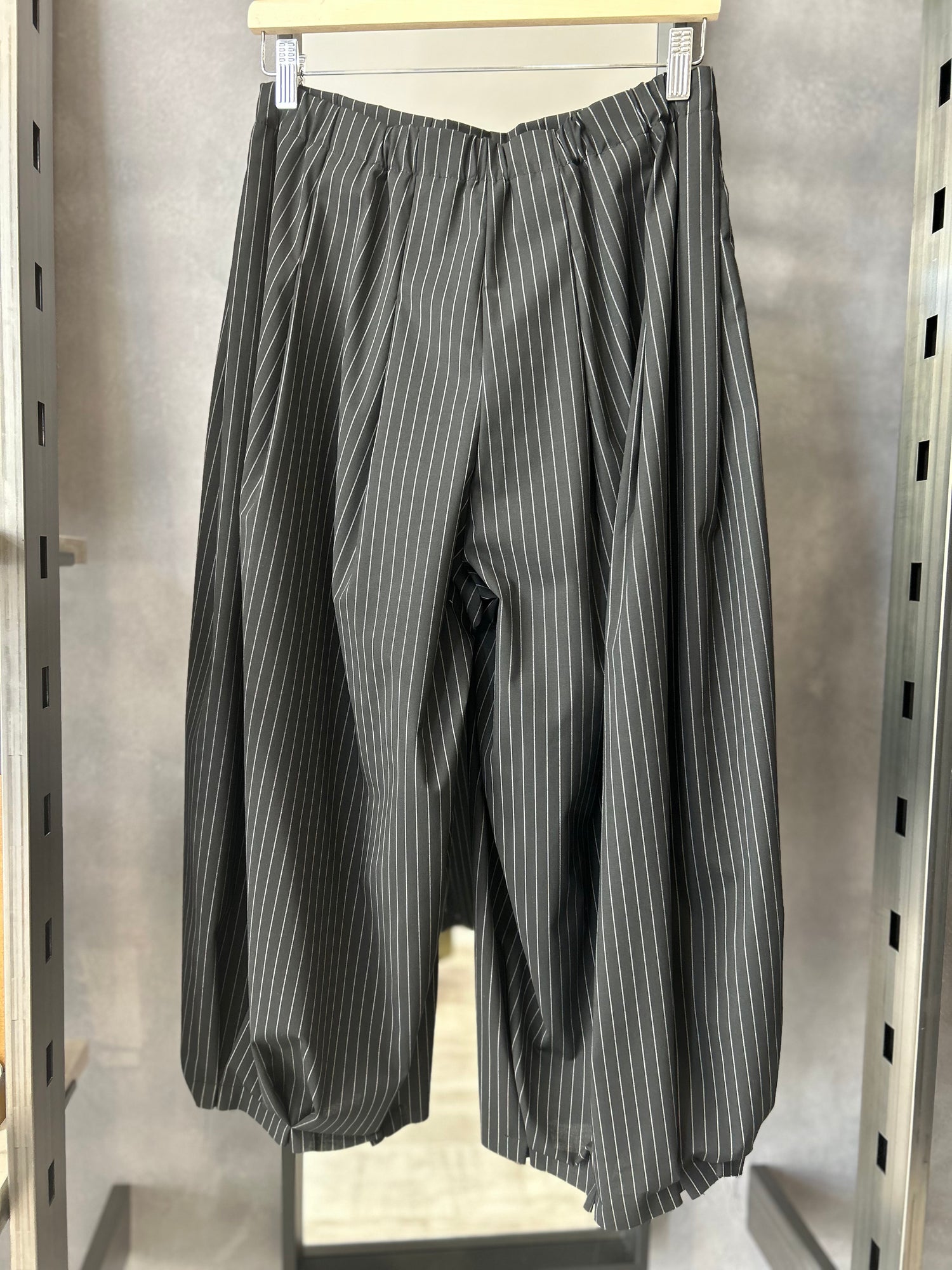 Pantaloni gessati ampi