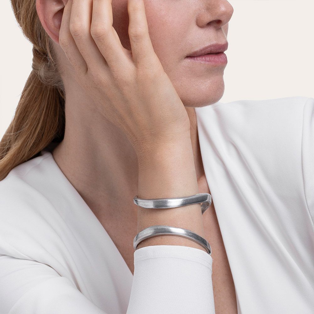Bracciale rigido silhouette sinuosa