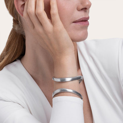 Bracciale rigido silhouette sinuosa