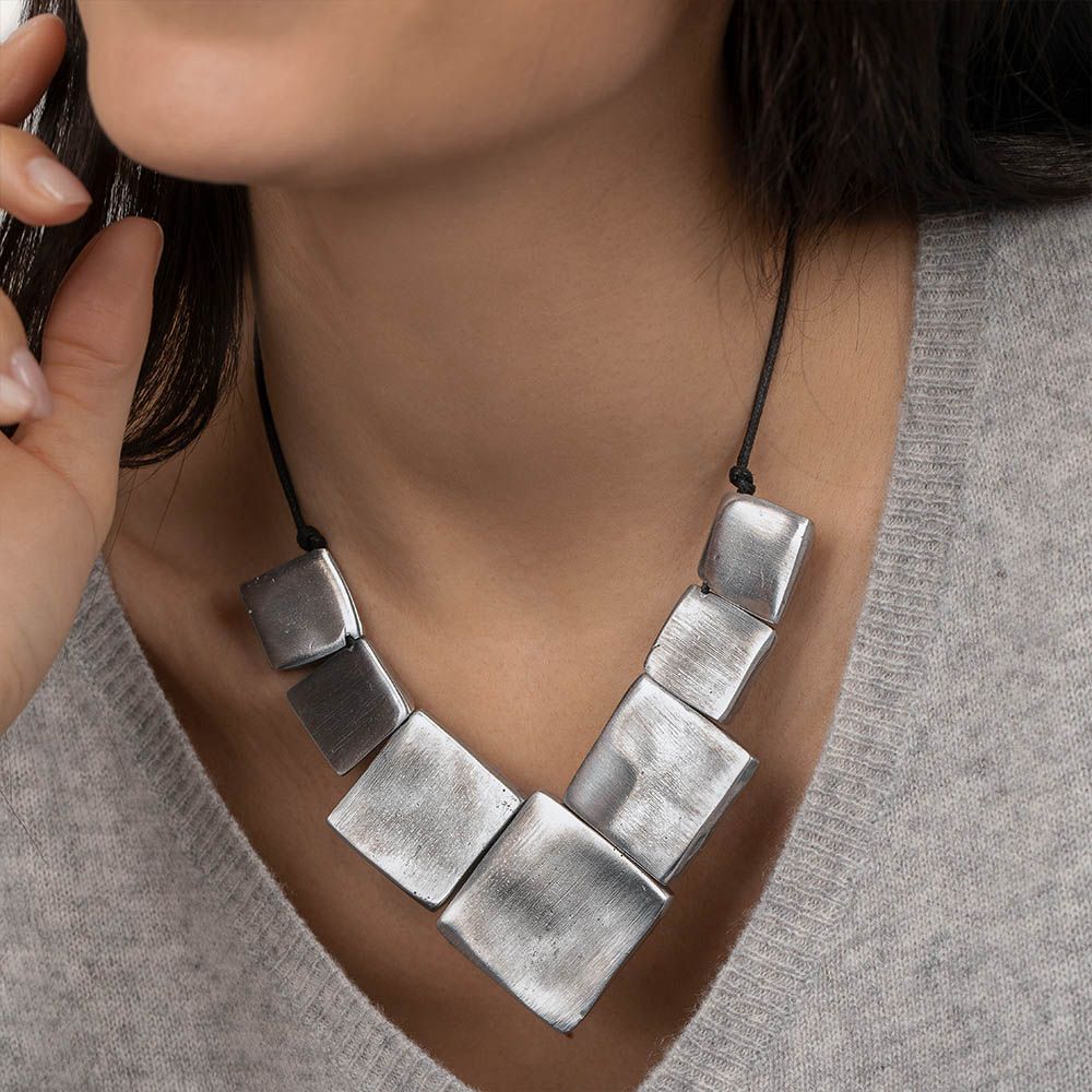 Collana filo placche quadrate