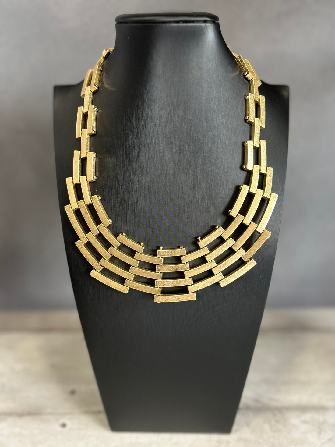 Collana a maglie geometriche in metallo dorato