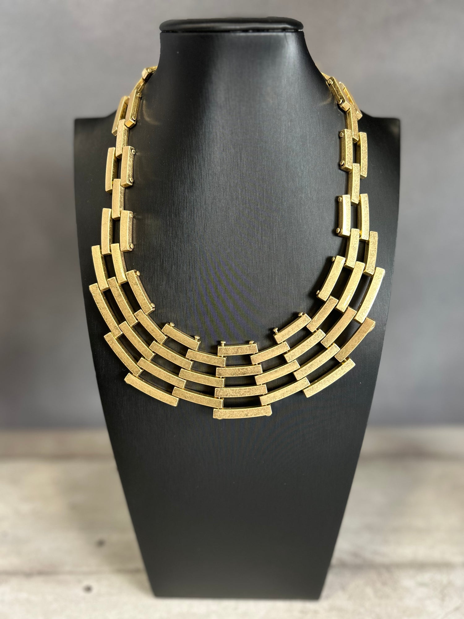 Collana a maglie geometriche in metallo dorato