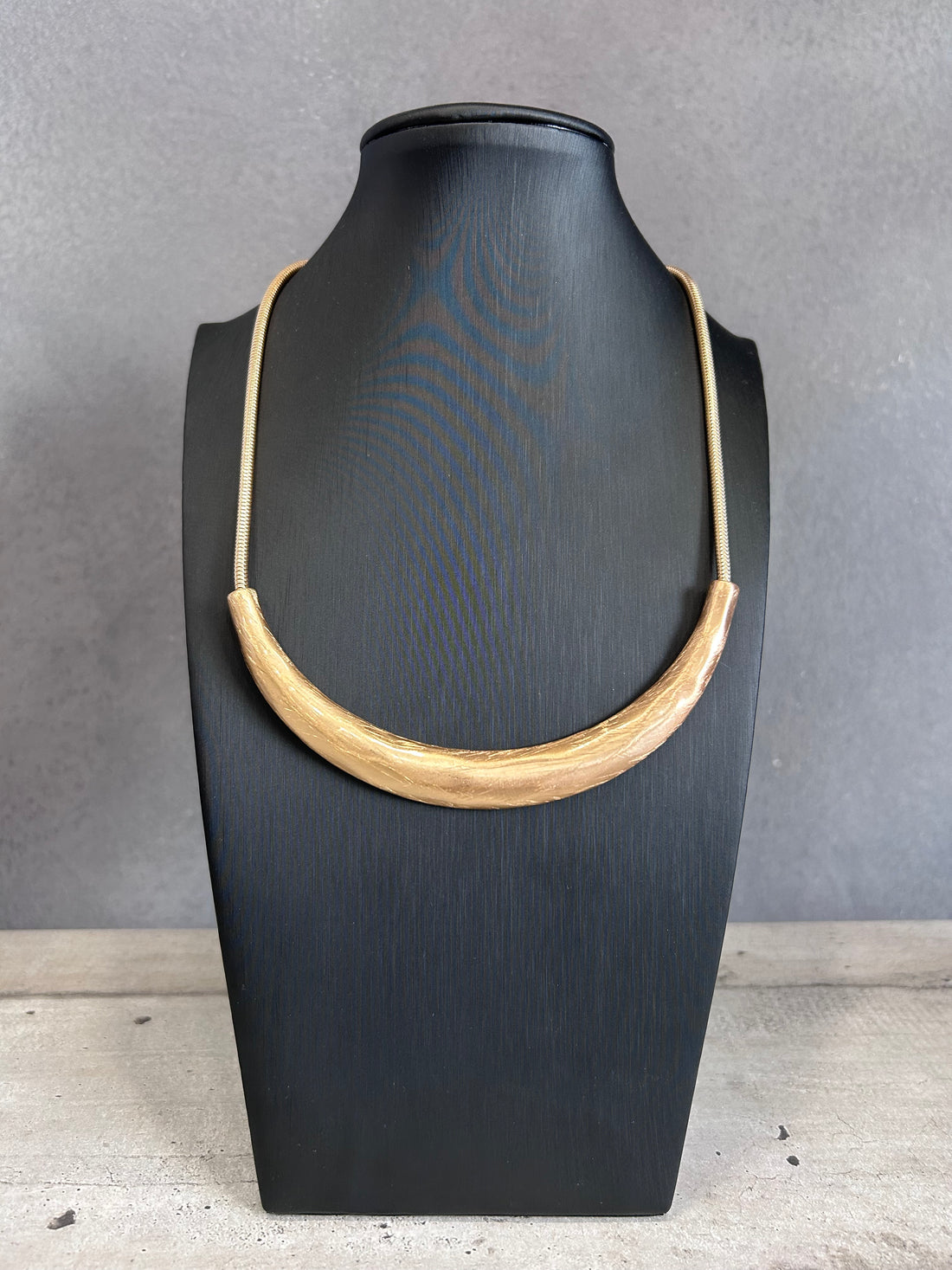 Collana minimal in metallo dorato