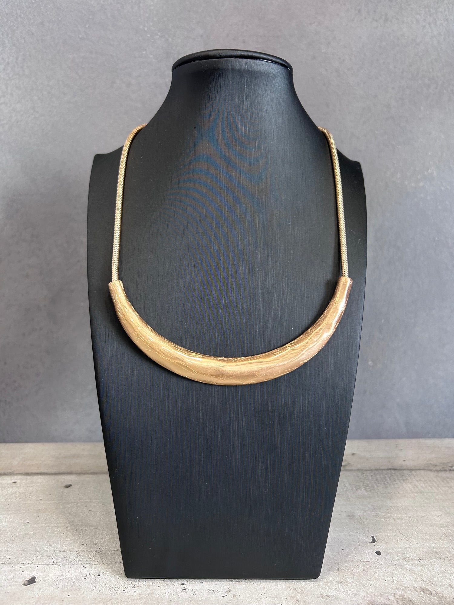 Collana minimal in metallo dorato