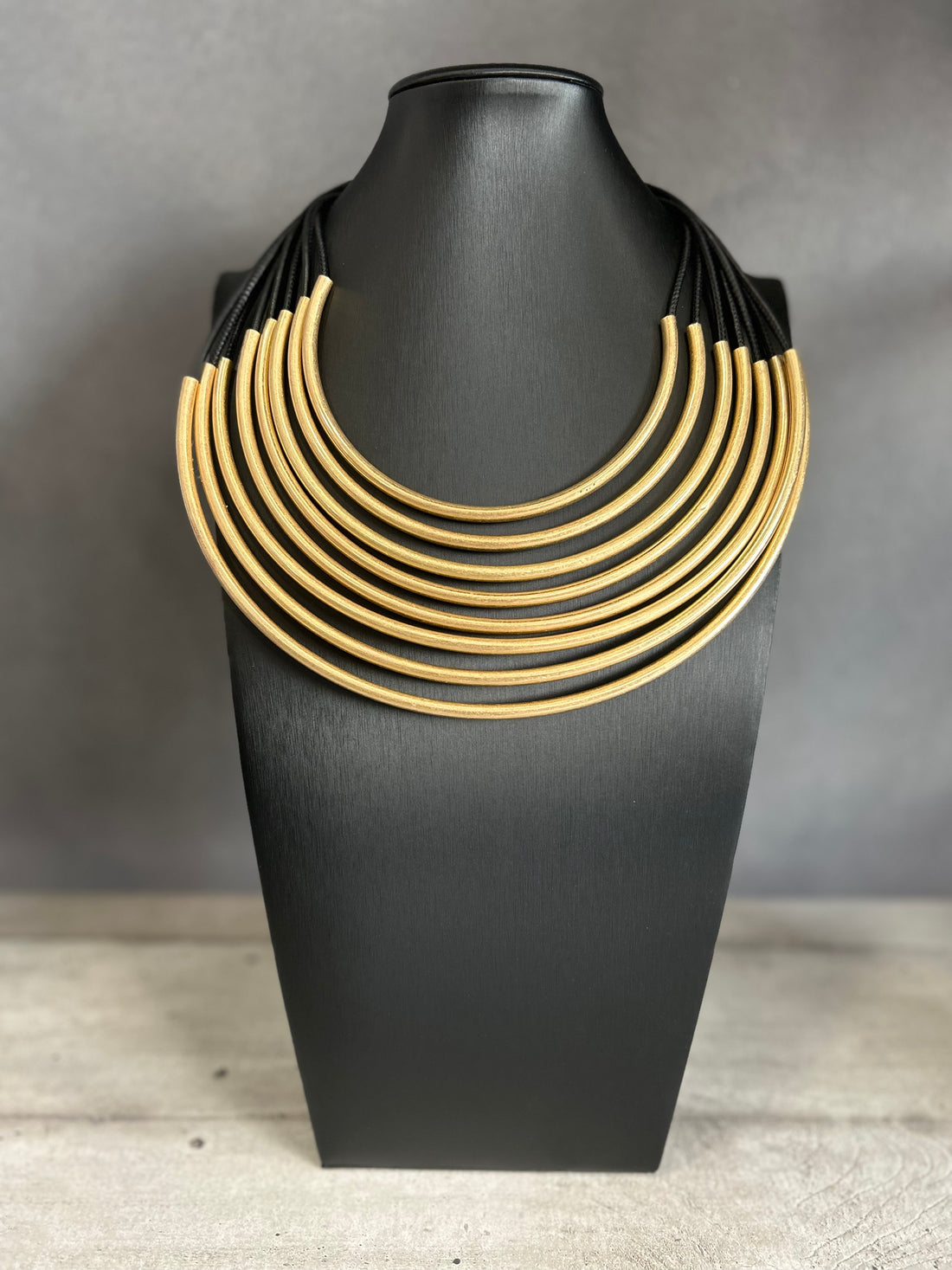 Collana multigiro in metallo dorato e cordoncini neri